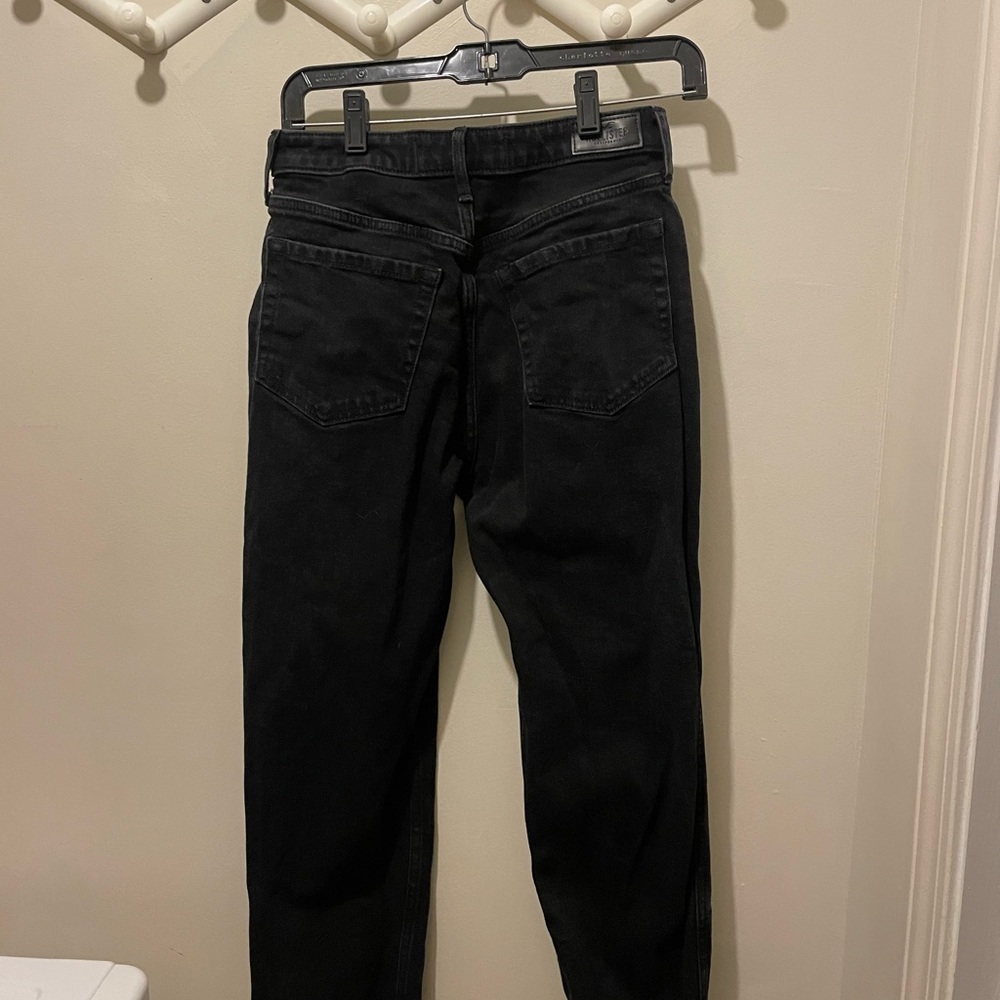 Black Hollister Ultra High-Rise Mom Jean, size w27 L29